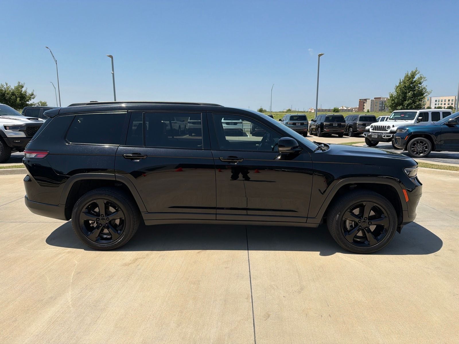 2023 Jeep Grand Cherokee L Altitude 4x2