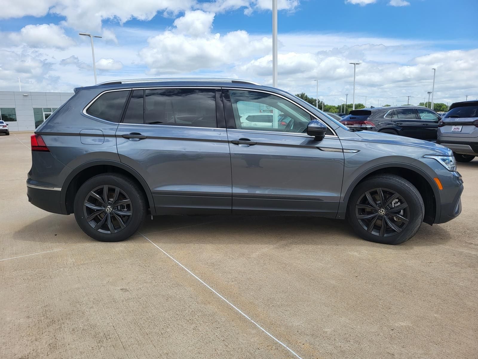 2024 Volkswagen Tiguan 2.0T SE