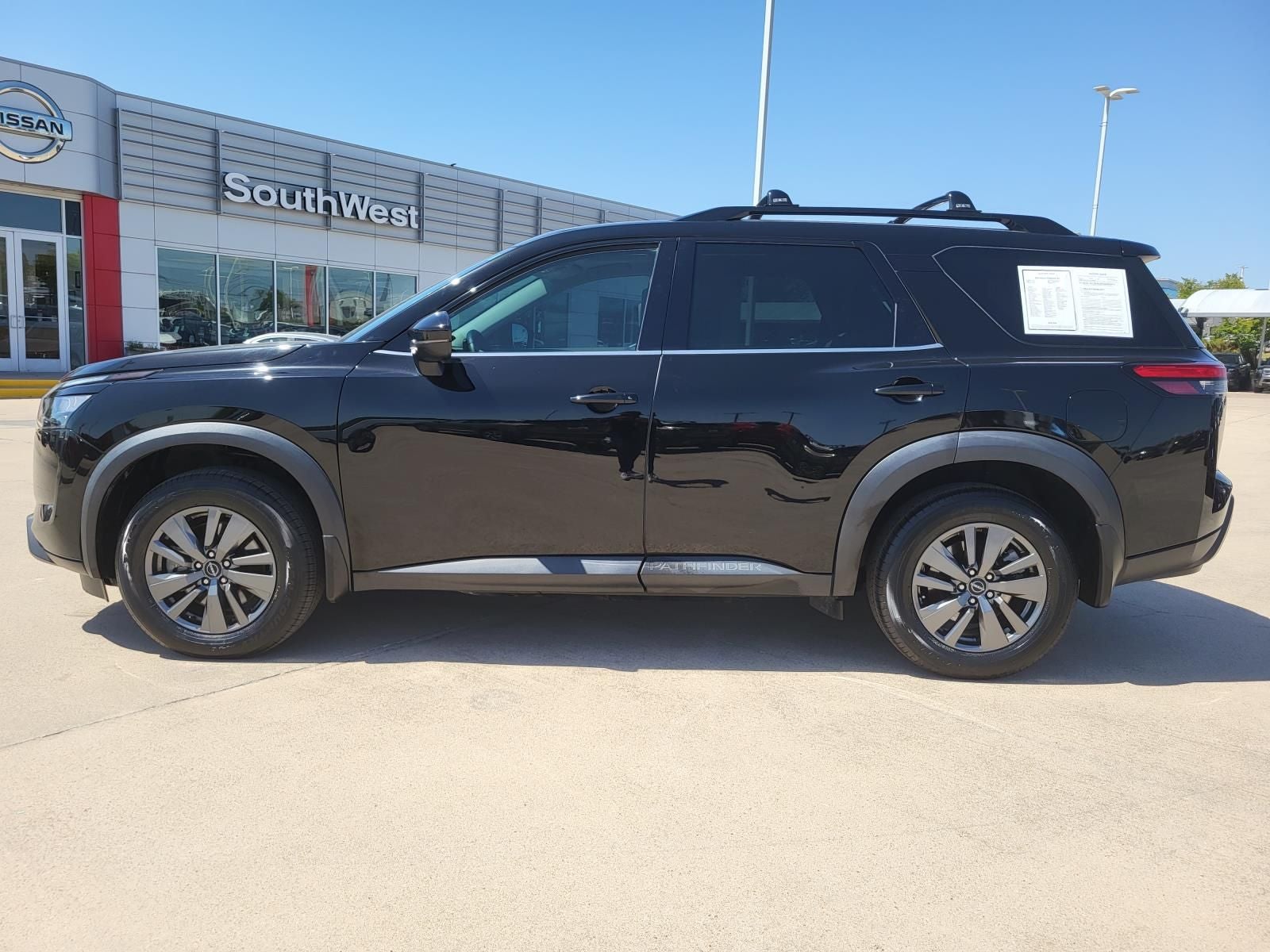 2024 Nissan Pathfinder SV