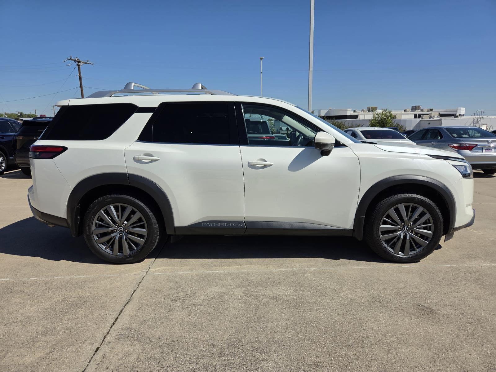 2022 Nissan Pathfinder SL