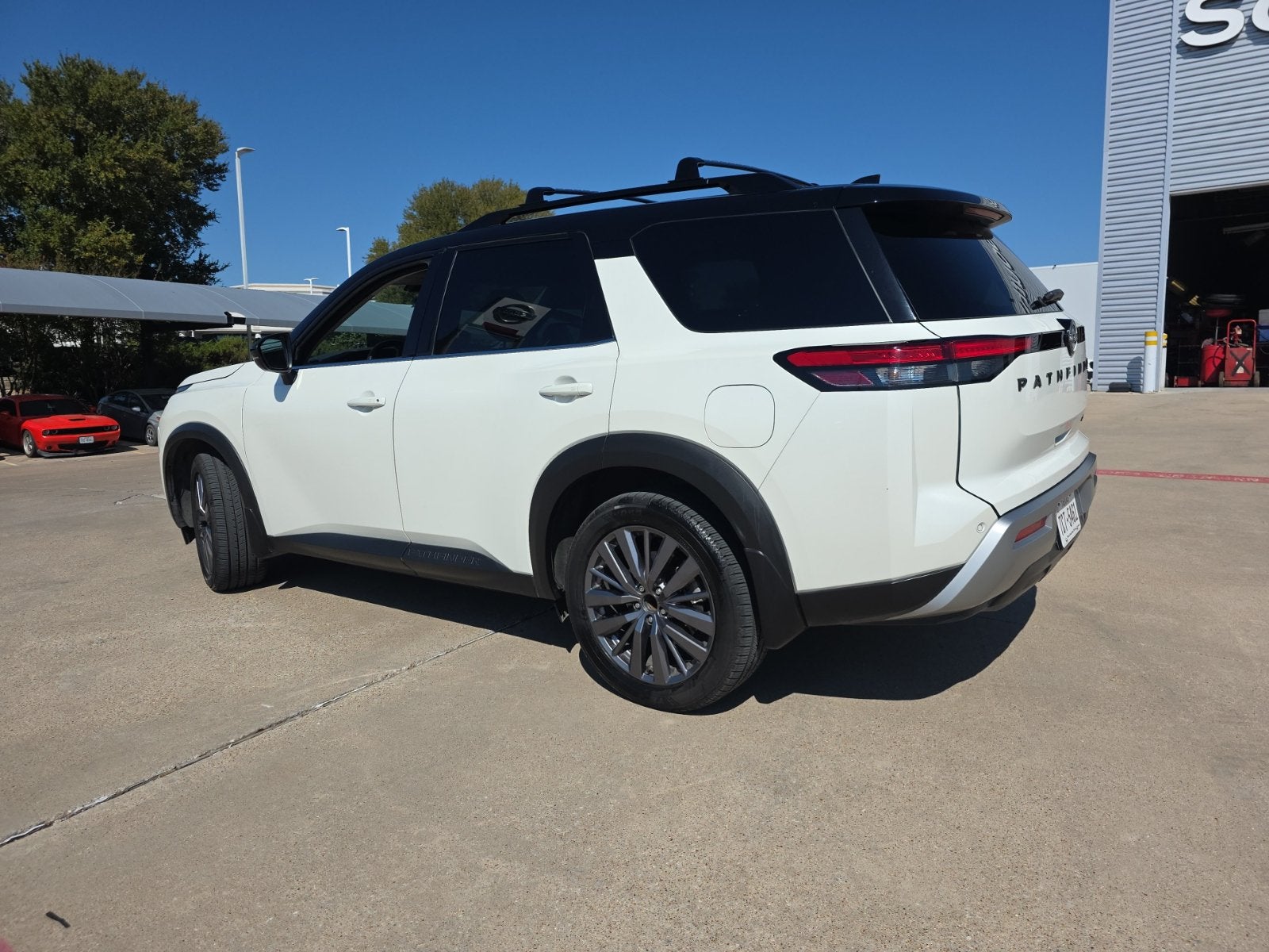 2023 Nissan Pathfinder SL