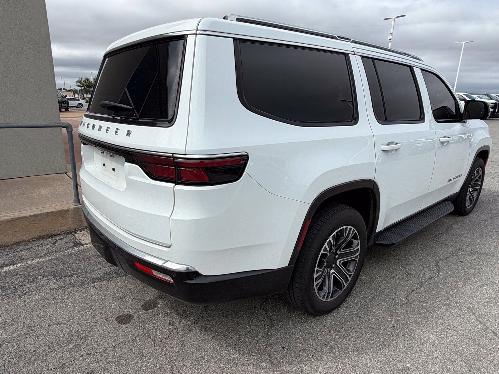 2023 Jeep Wagoneer Base