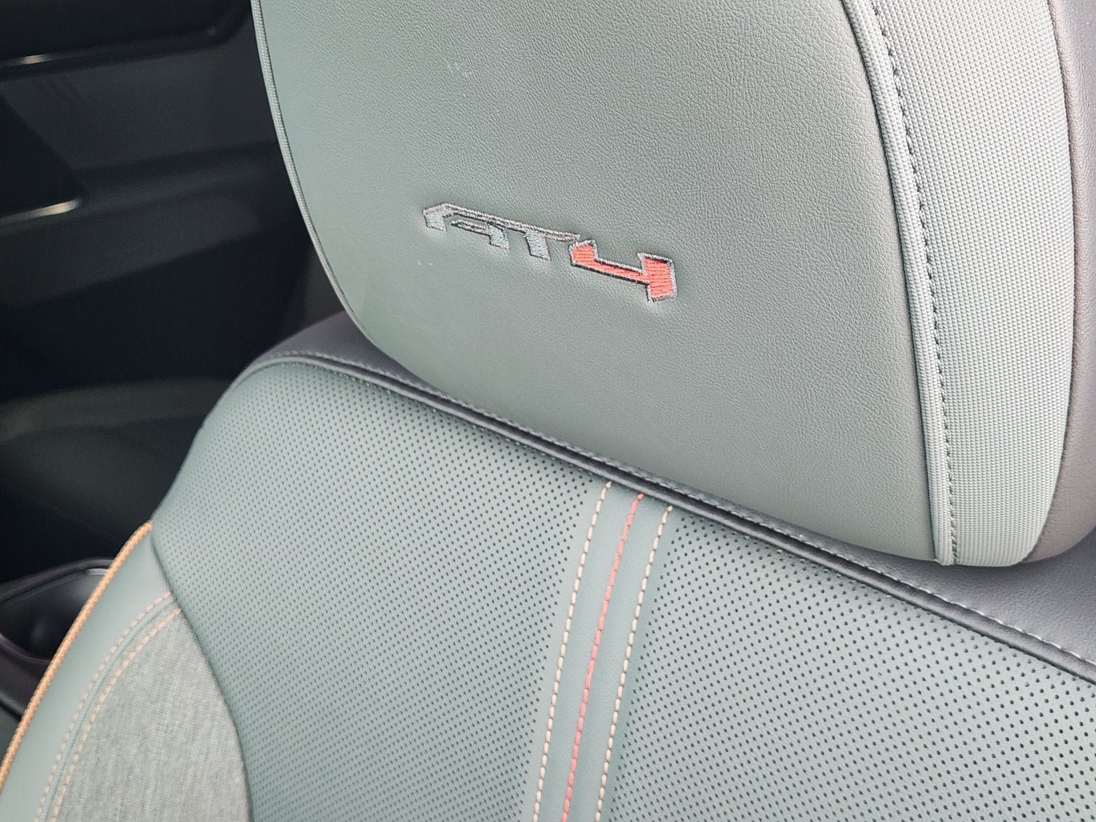 2025 GMC Acadia AT4