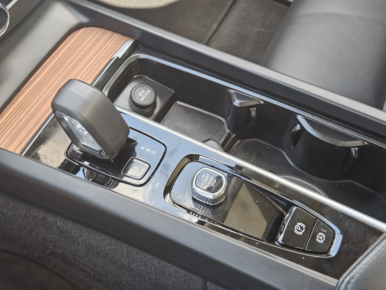 2024 Volvo S60 B5 Plus Dark Theme