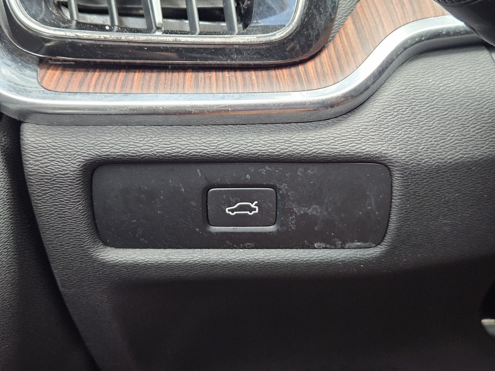 2024 Volvo S60 B5 Plus Dark Theme