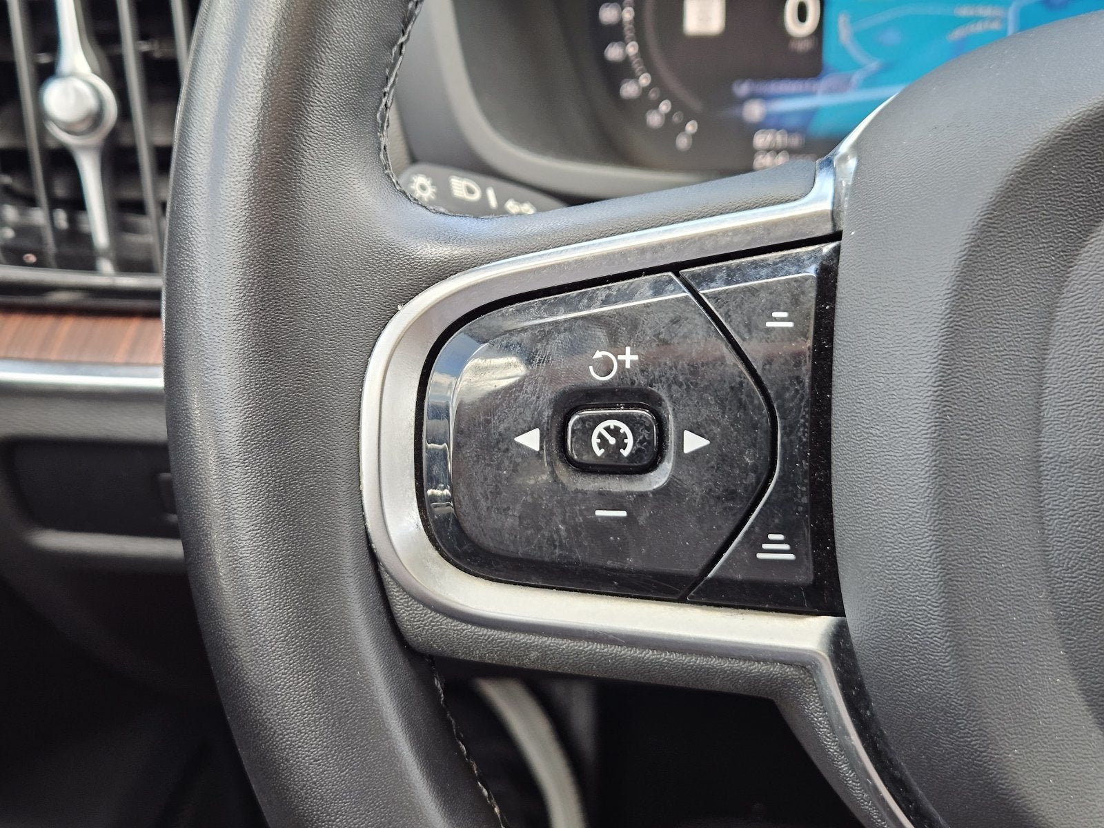 2024 Volvo S60 B5 Plus Dark Theme