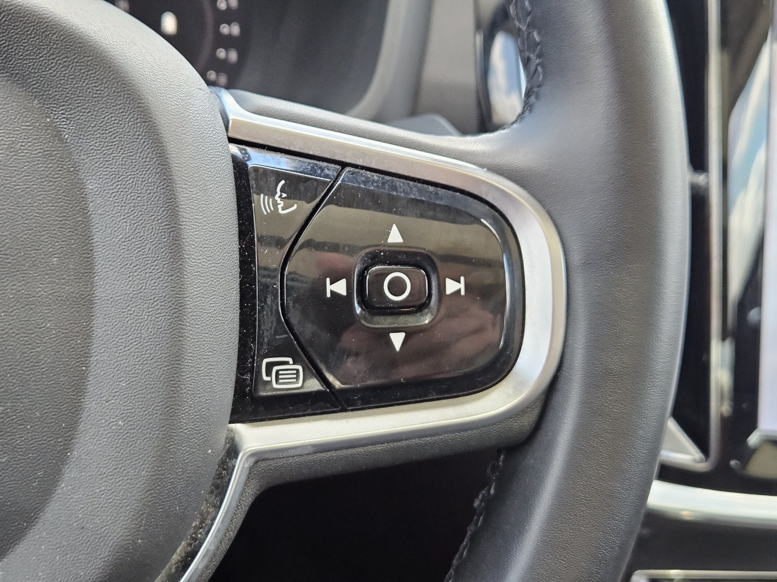 2024 Volvo S60 B5 Plus Dark Theme