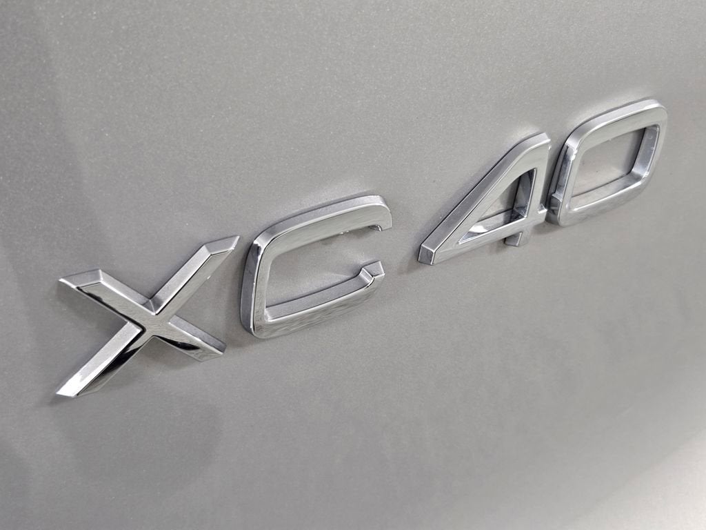 2023 Volvo XC40 B5 Plus Bright Theme
