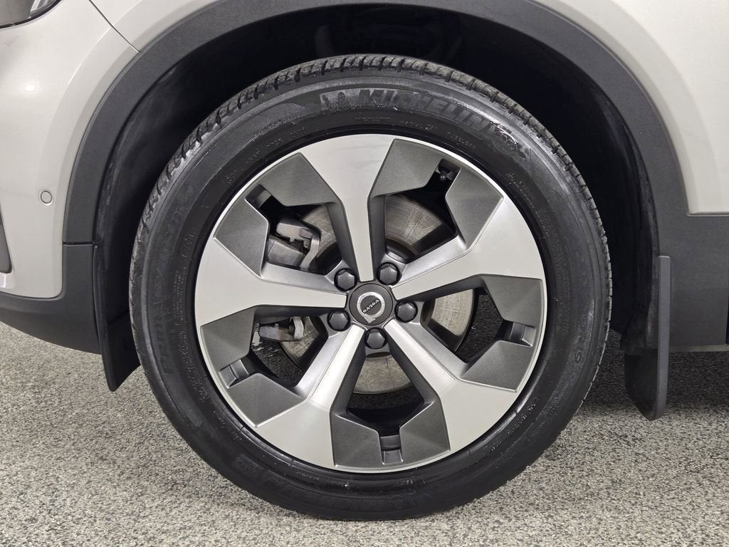2023 Volvo XC40 B5 Plus Bright Theme