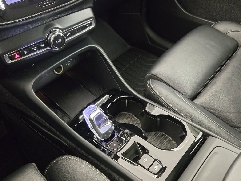 2023 Volvo XC40 B5 Plus Bright Theme