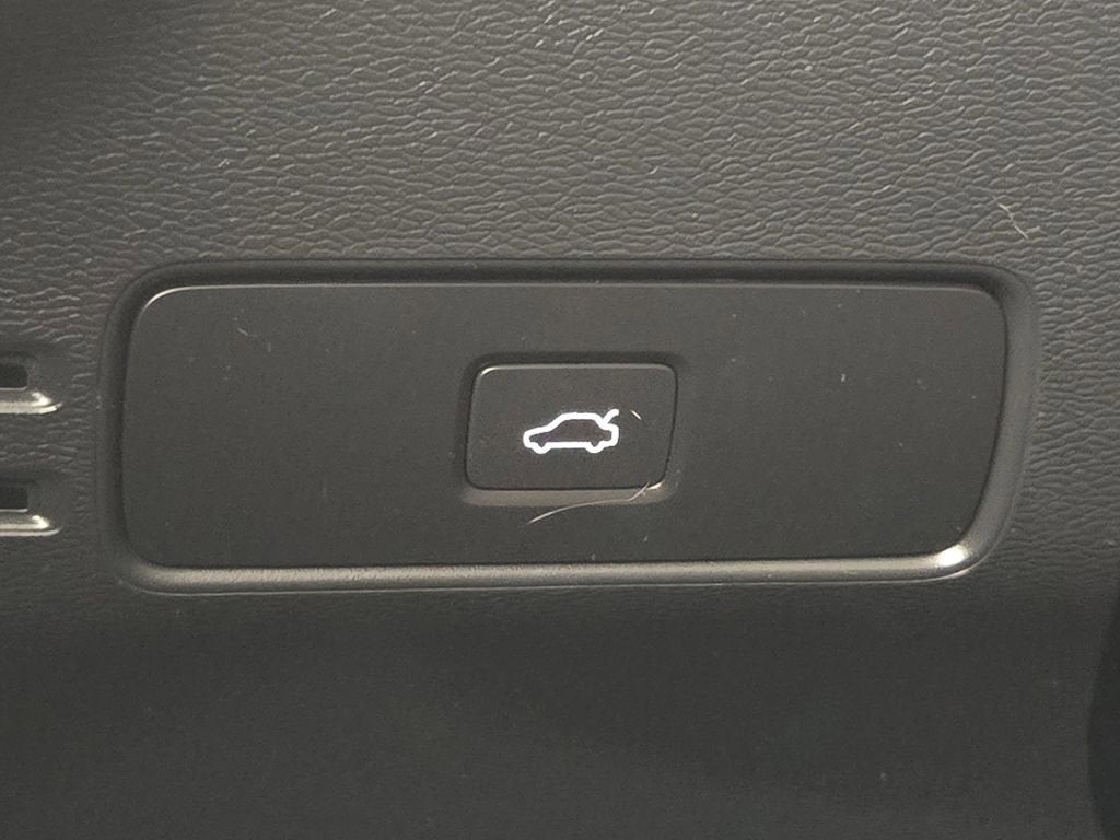 2023 Volvo XC40 B5 Plus Bright Theme
