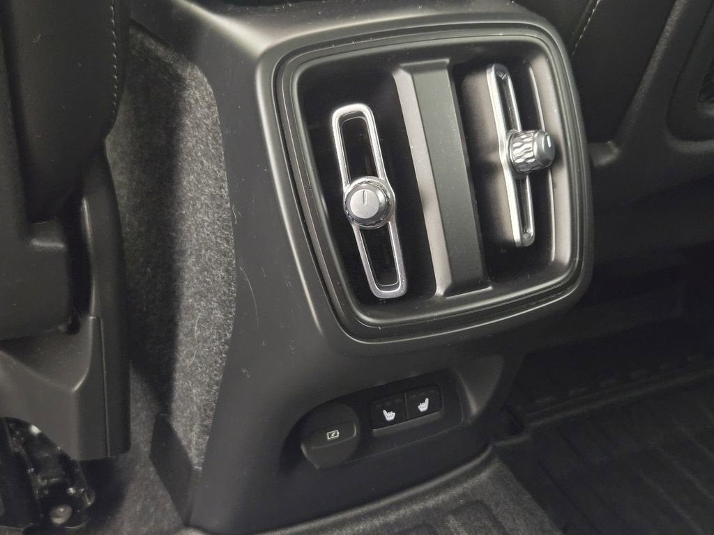 2023 Volvo XC40 B5 Plus Bright Theme