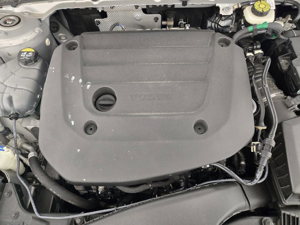 2023 Volvo XC40 B5 Plus Bright Theme