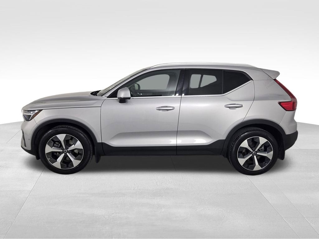 2023 Volvo XC40 B5 Plus Bright Theme